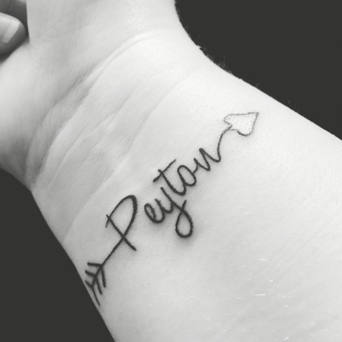tatuajes de nombres, peyton, flecha con corazón, tatuaje interesante, pequeño