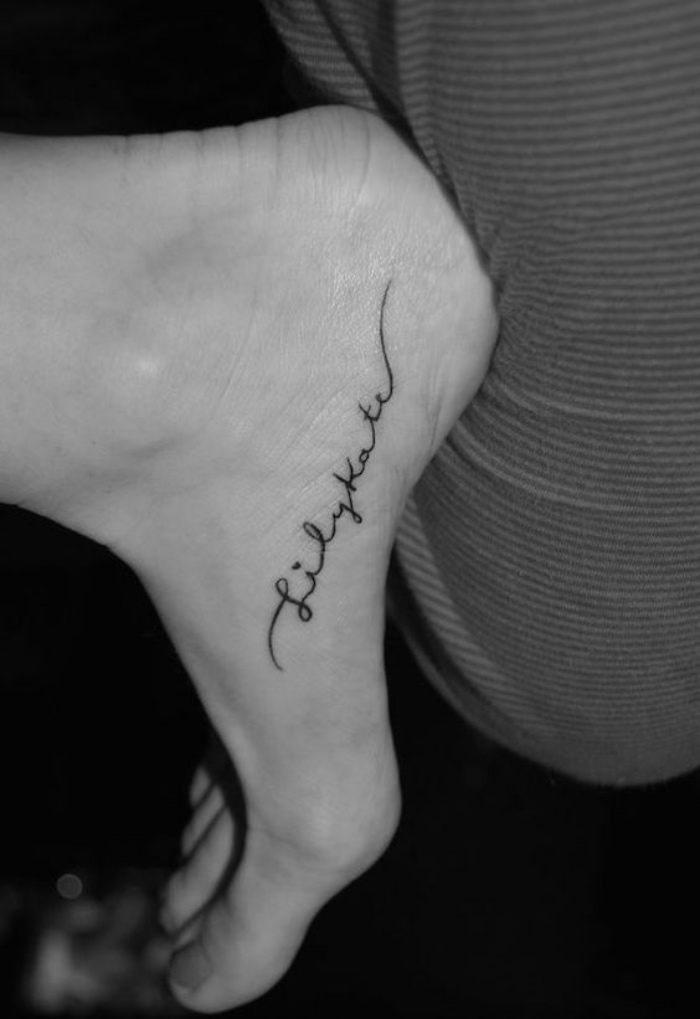 tatuajes de nombres, tatuaje en el pie, sentimental, delicado, bonito, tatuaje interesante