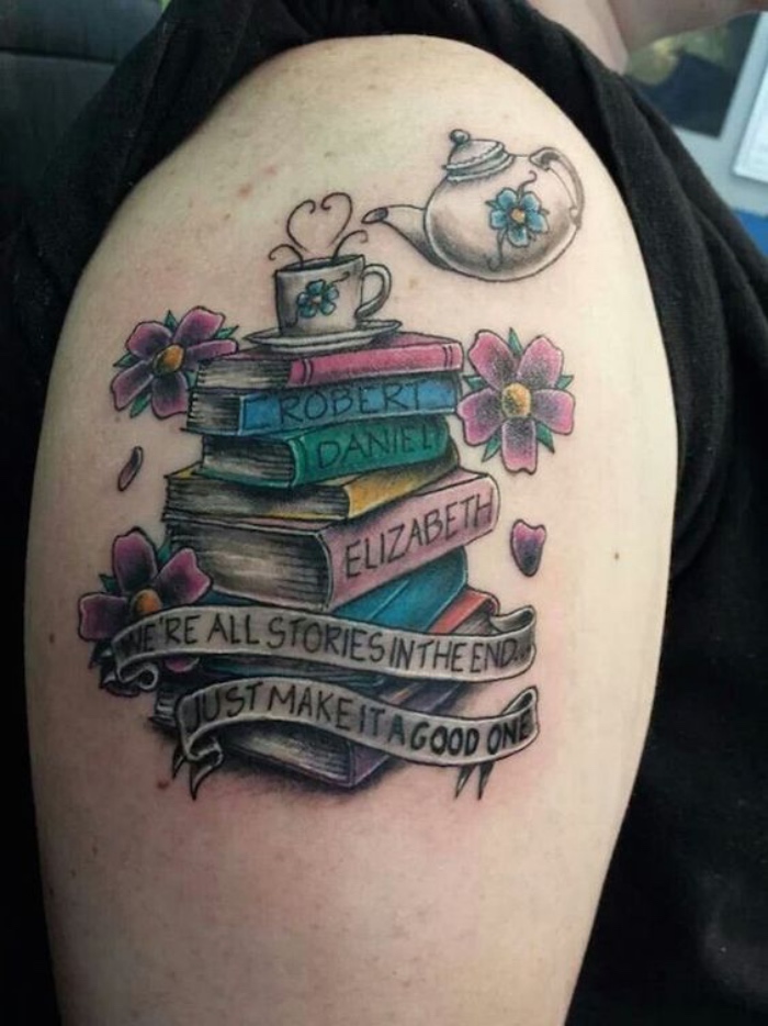 tatuajes de nombres, tatuaje interesante en el hombro, libros de color, nombres importantes