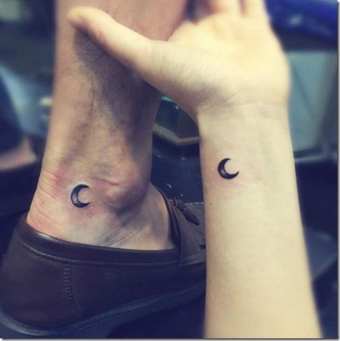 tatuajes de parejas, dos lunas, en la muñeca y el tobillo, símbolo de amor, pequeño tatuaje