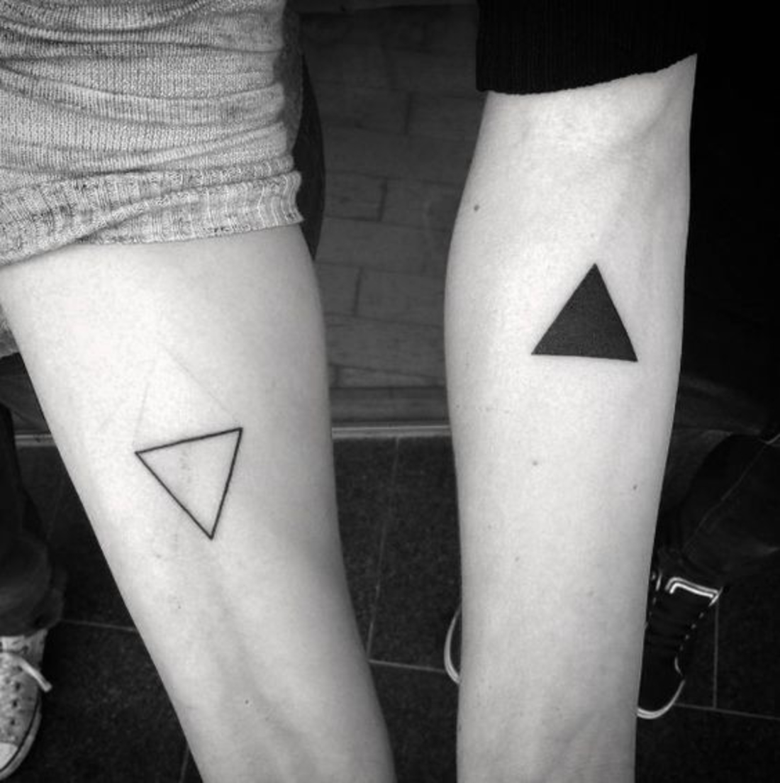 tatuajes de parejas, triángulos complementarios, uno lleno y el otro vacío, tatuaje no tradicional