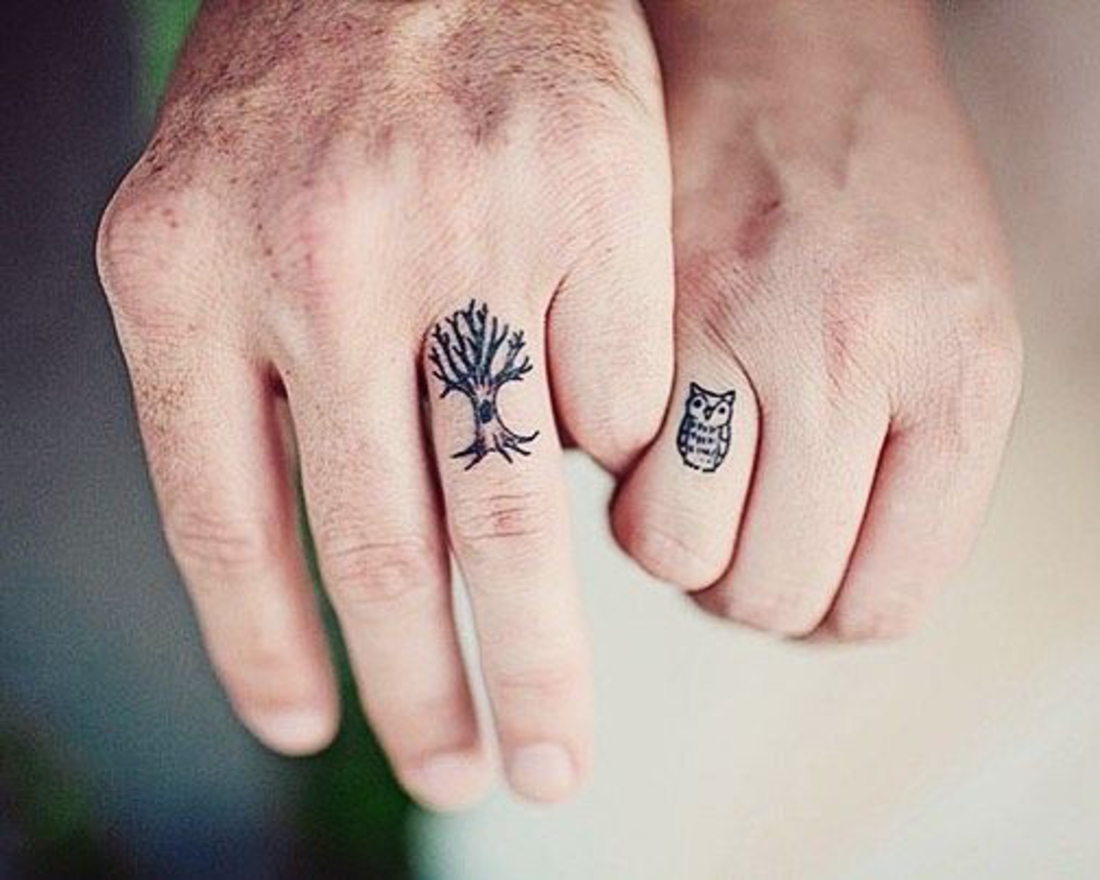tatuajes de parejas, dos tatuajes no tradicionales en los dedos, buho y árbol, romántico