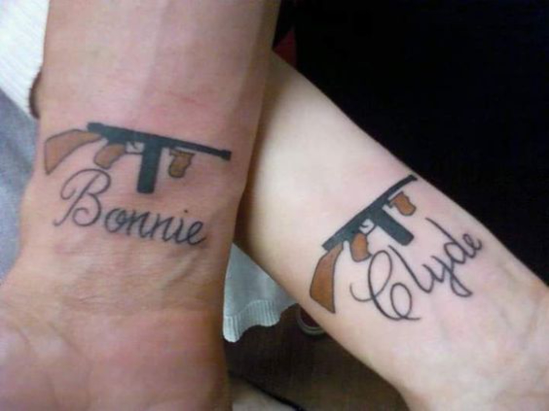 tatuajes en pareja, bonnie and clyde, pareja famosa, tatuaje de armas de fuego, amor eterno
