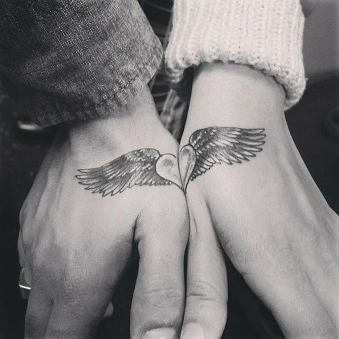 tatuajes en pareja, amor, complementarios, corazón con alas, tatuaje en la mano