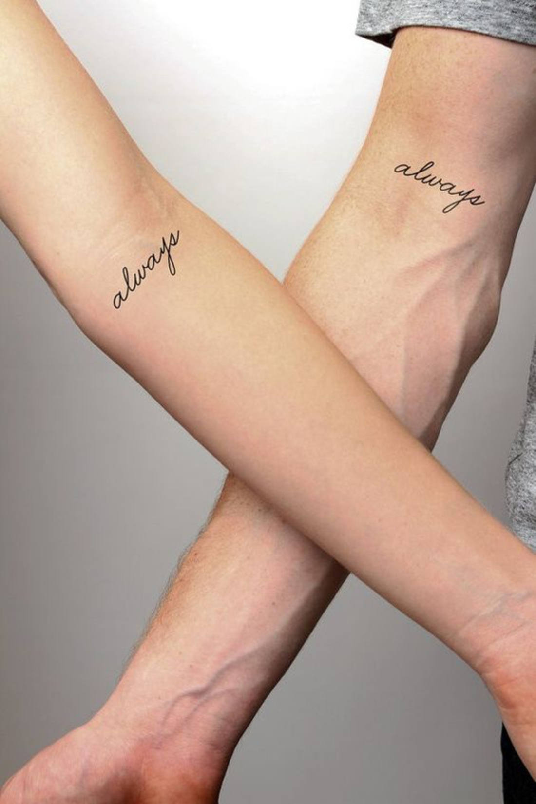 tatuajes en pareja, interesante idea de escribir siempre en las manos, romántico, interesante
