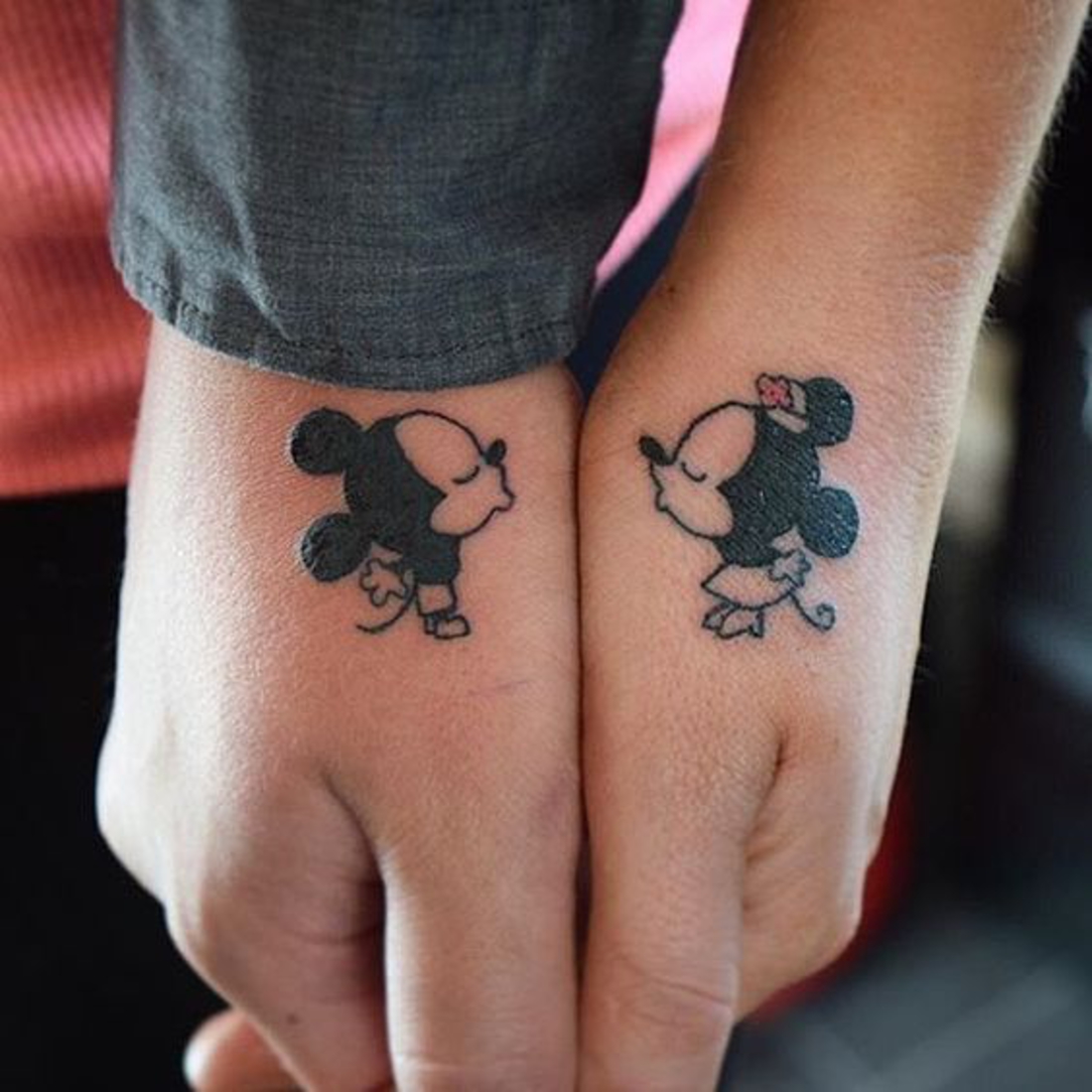 tatuajes en pareja, mickey and mini, tatuajes complementarios, romántico, tatuaje en las manos