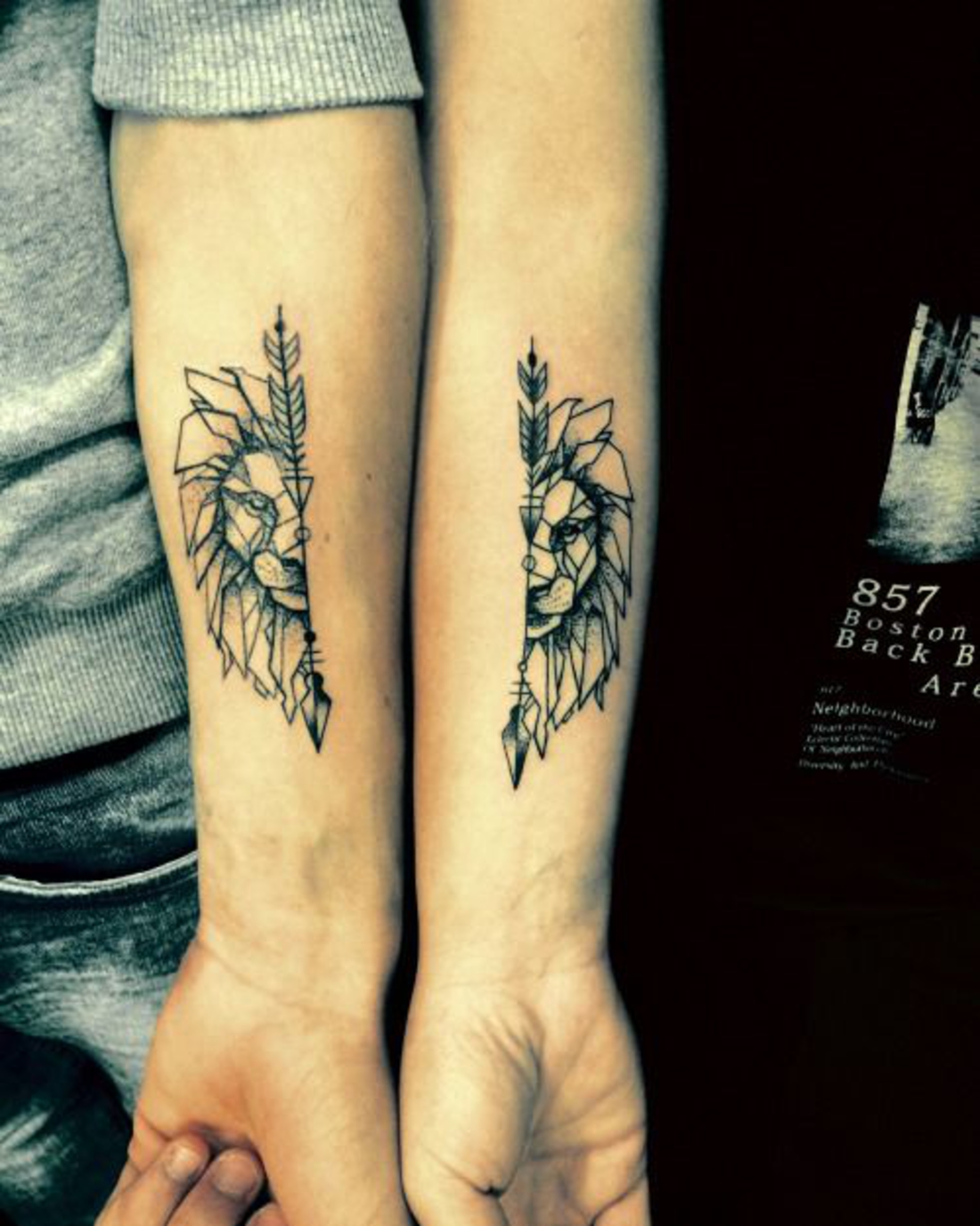 tatuaje en pareja, leones en las manos, femenino y masculino, tatuaje complementario