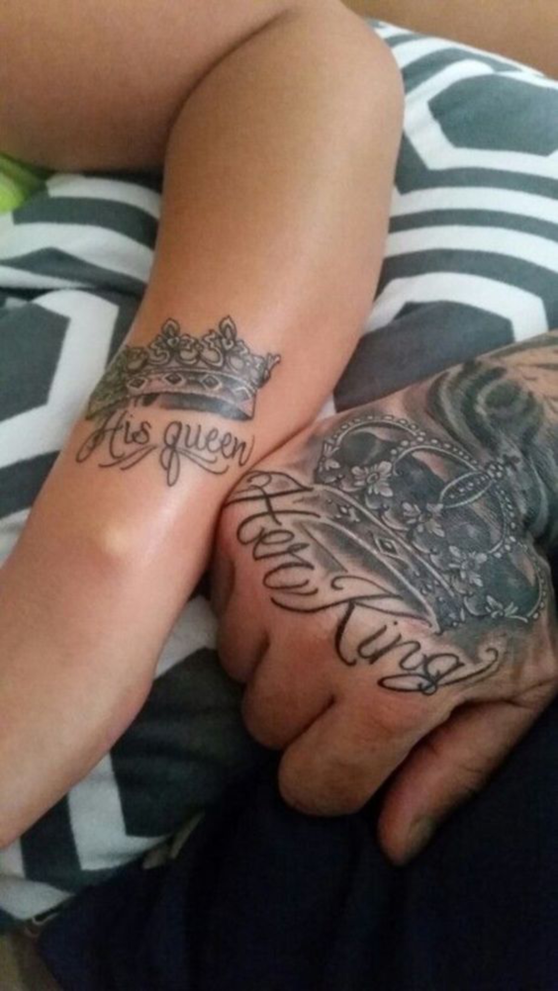 tatuajes en pareja, en las manos, rey y la reina, tatuajes complementarios, amor eterno