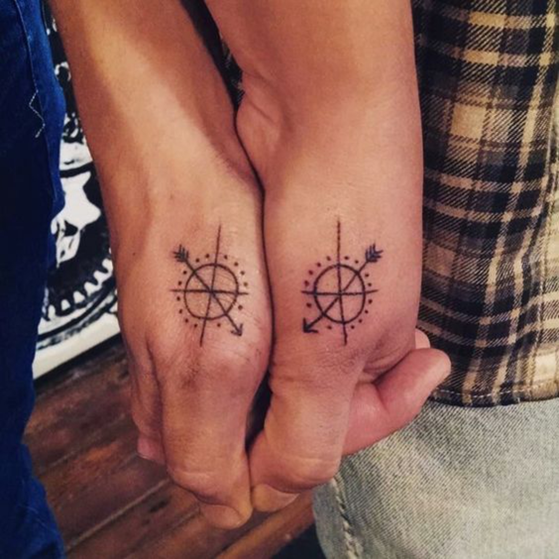 tatuajes en pareja, tatuajes románticos en las manos, brújula, flecha, interesante