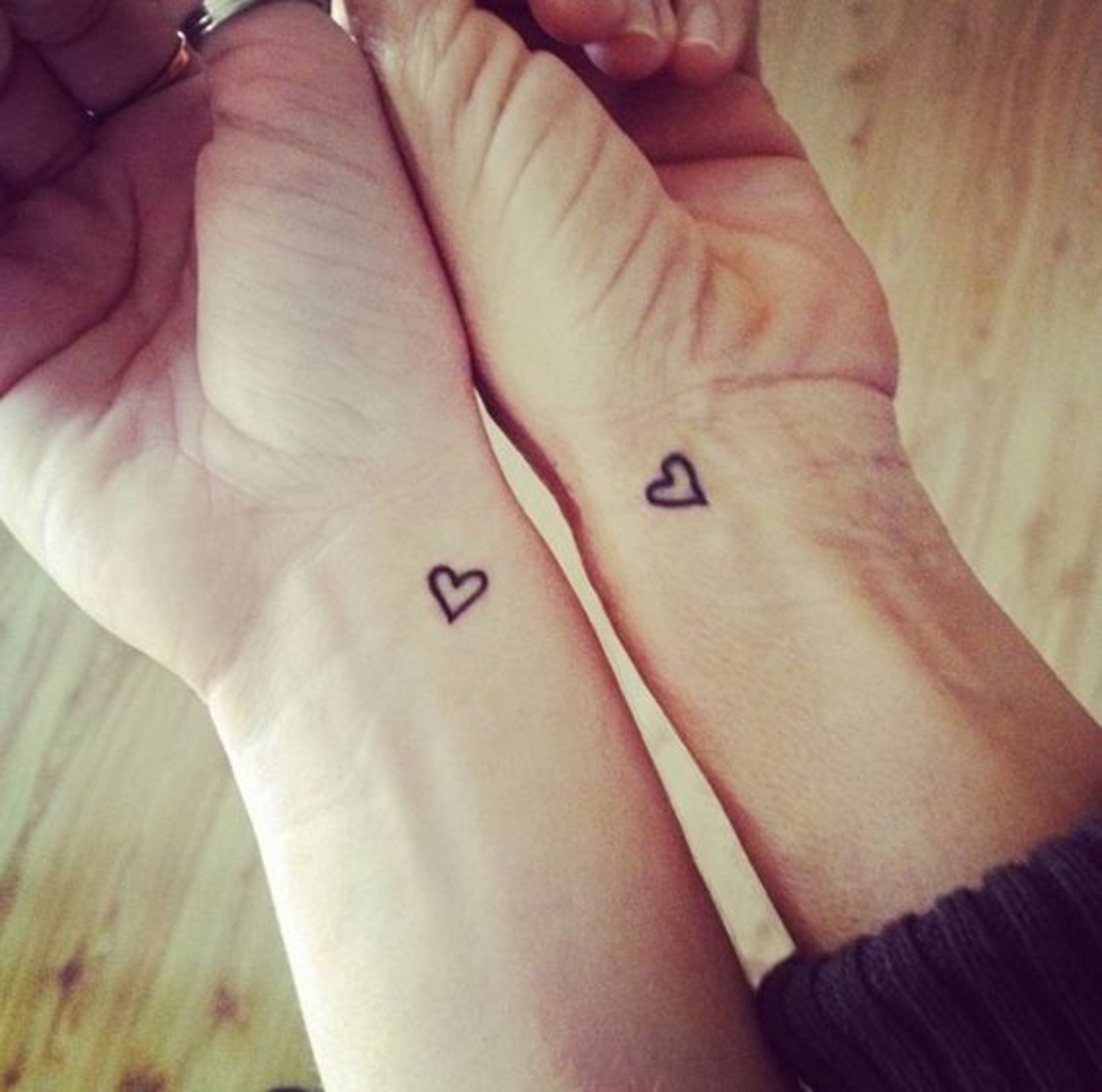 tatuajes en parejas, pequeños tatuajes de corazones en las muñecas, romántico