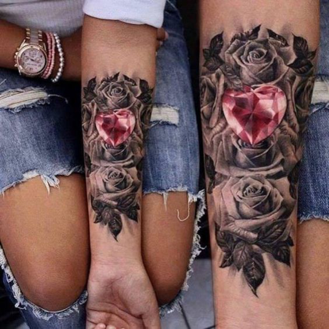 tatuajes en parejas, tatuajes grandes, rosas negras, corazón rosa, tatuaje no tradicional