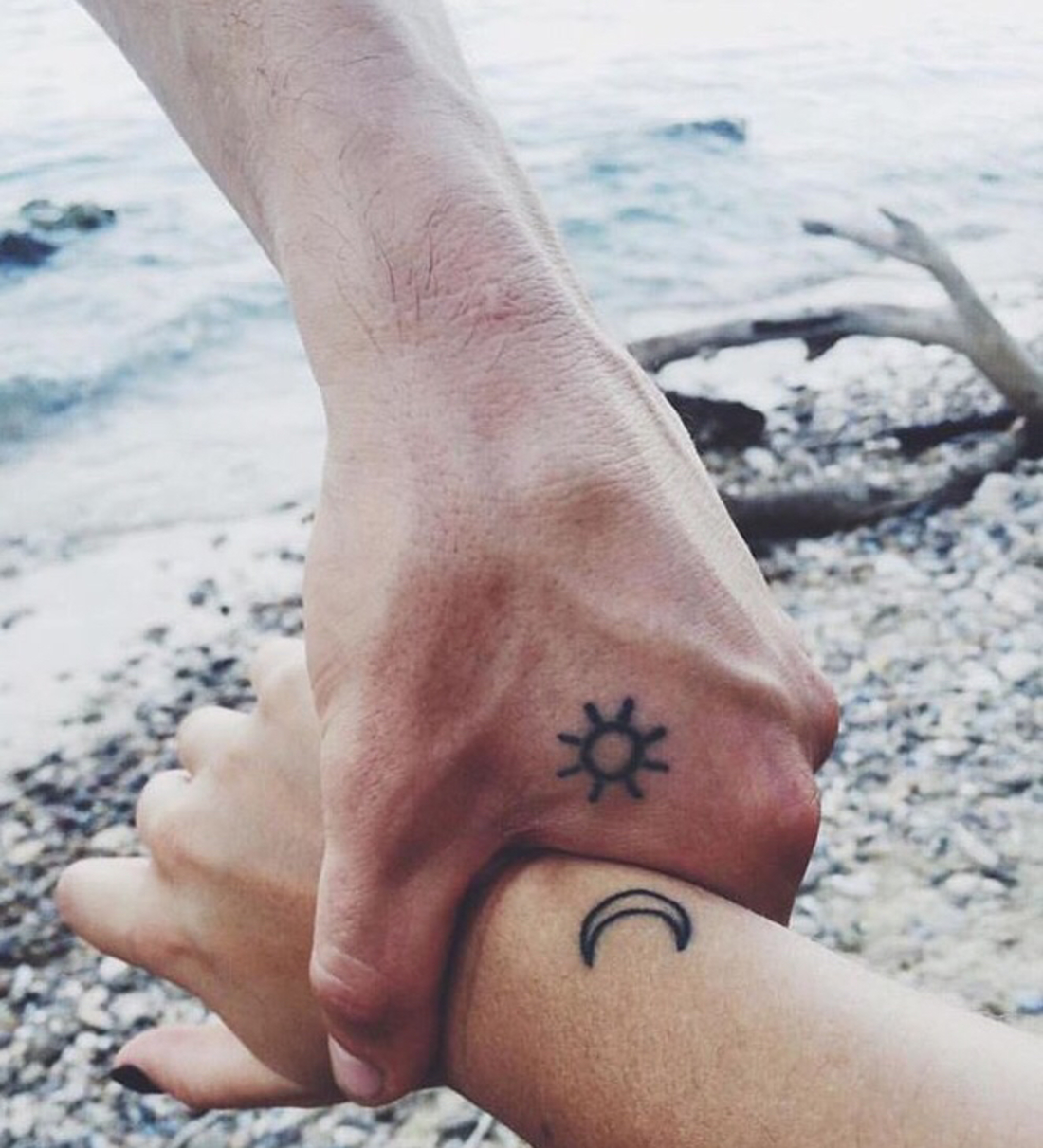 tatuajes para parejas, sol y la luna en las manos, tatuajes complementarios, romántico
