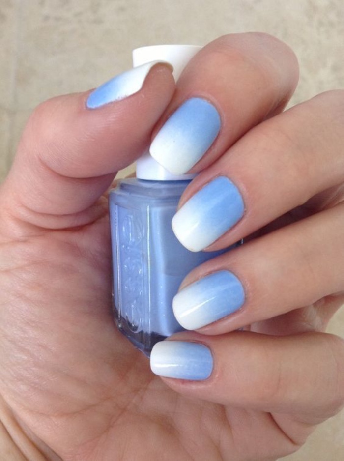 uñas pintadas en blanco y azul estilo ombre, uñas cortas estilo veraniego, bonitas, tonos suaves