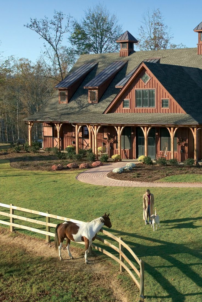 casa y campo, villa de madera de color verde y ladrillo, jardín con hombre, perro y caballo