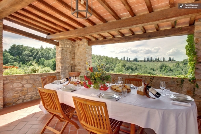 casas rurales baratas, terraza de piedra y techo de madera, comedor con vista, mesa y sillas de madera
