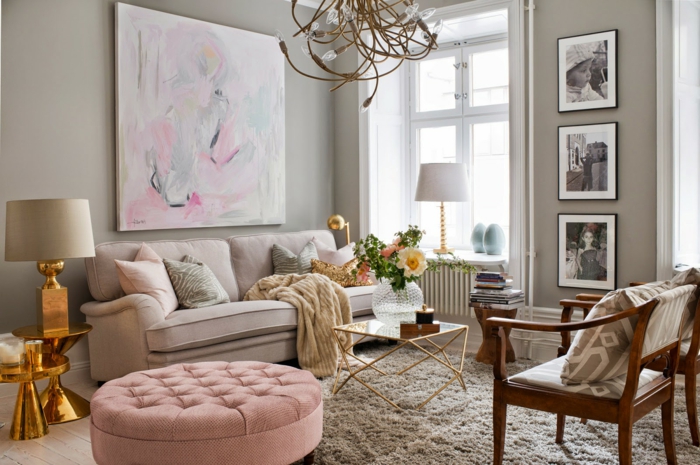 colores pastel, sillón redondo, sofá con cojines, cuadro abstracto, dos lámparas, jarra con flores