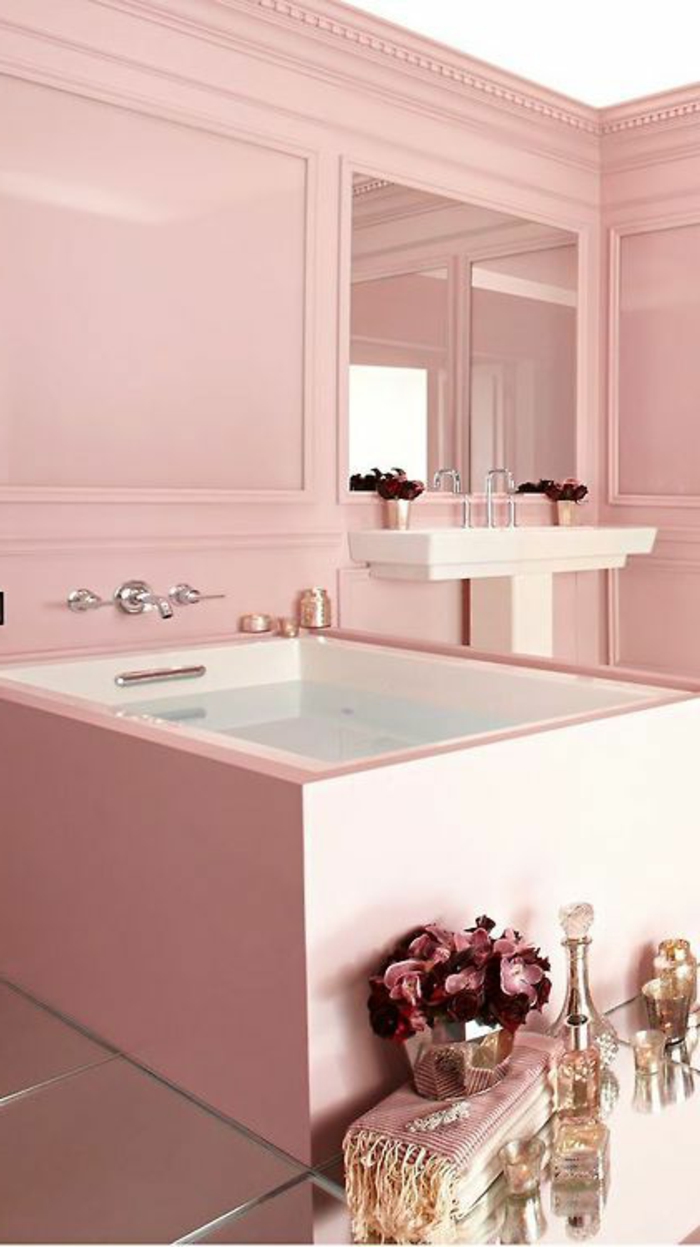 colores pastel, cuarto de baño en rosa pastel con bañera, espejo y lavabo, decoración con flores