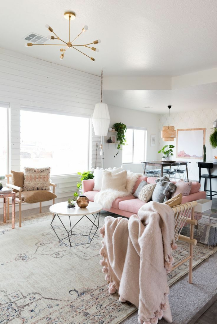 colores pastel, decoración sala de estar, sofá en rosa pastel, cojines y mesa redonda, lámparas y plantas colgantes