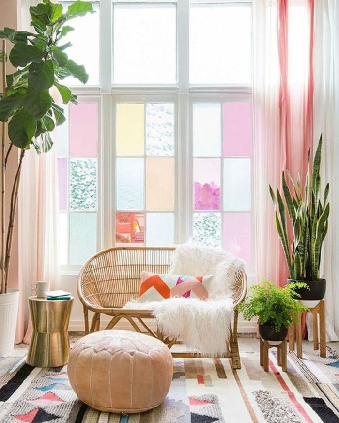 colores pastel, decoracion sala de estar con venatana en colores pastel, sofá de rattan, alfombra y plantas