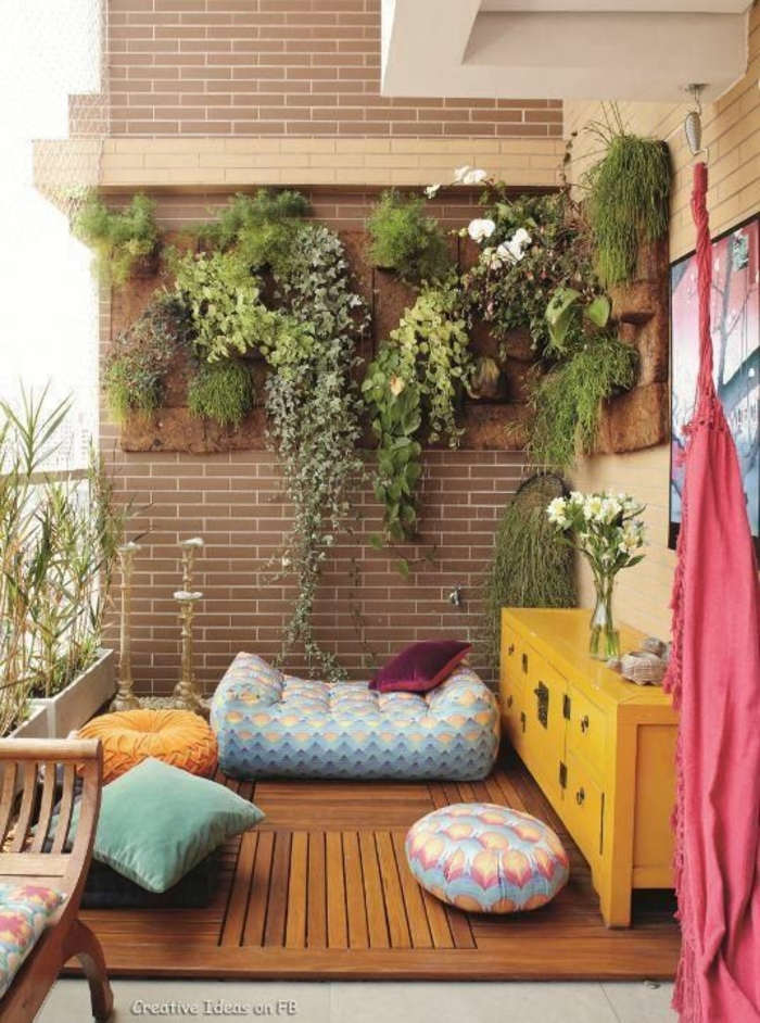 como decorar una terraza pequeña, terraza con suelo tarima, armario amarillo, plantas en pared