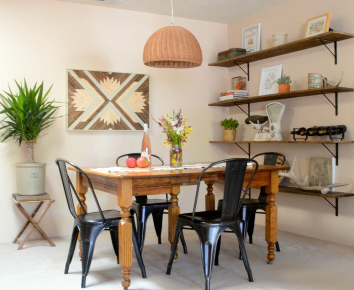 decoracion de comedores, mesa de madera, sillas de metal negro, estanterías, cuadro, planta, baldosas