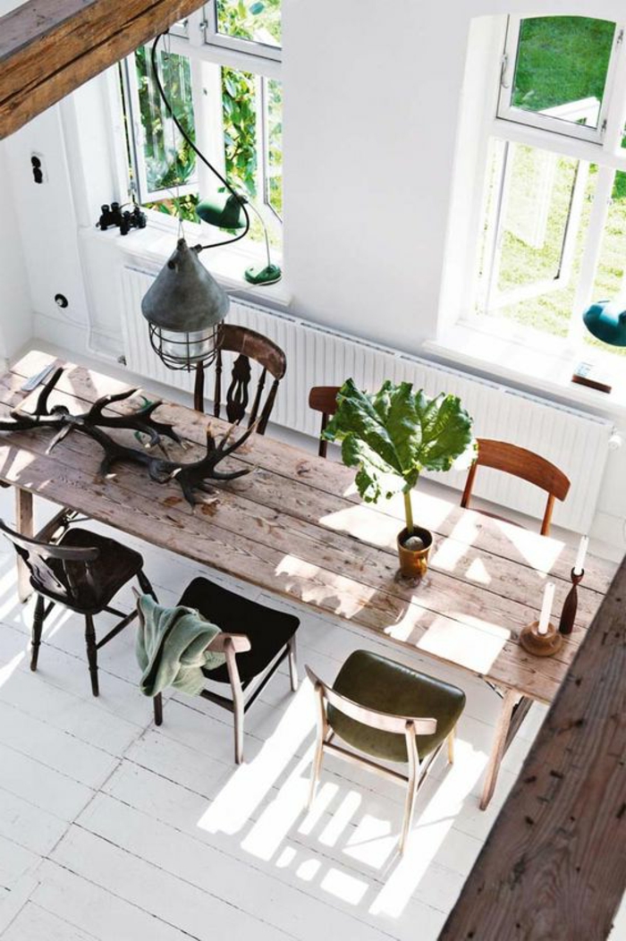 decoracion de comedores, mesa de madera, sillas tapizadas de cuero, parqué blanco, ventanas