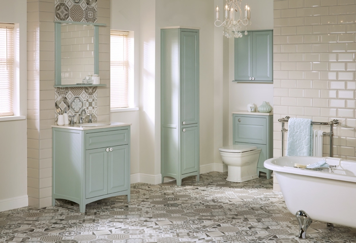 como decorar una habitacion, baño en blanco y azul, suelo de baldosas, bañera, lavabo con espejo y armarios