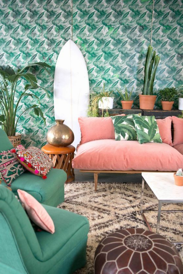 como decorar una habitacion, sala de estar en rosa y verde pastel, sofá con cojines. dos sillones, alfombra en crema y marrón