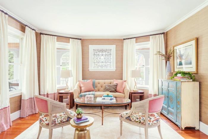 colores pastel, sala de estar con sofá y sillas, mesa de vidrio, cojines en colores pastel, ventanas y cortinas