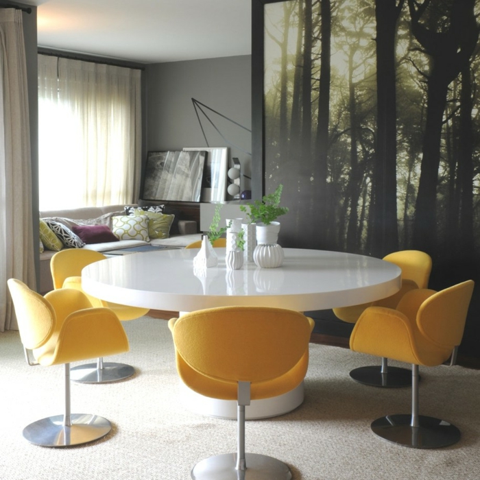decoracion de salones, comedor con mesa blanca redonda, sillas amarillas, sofá, moqueta