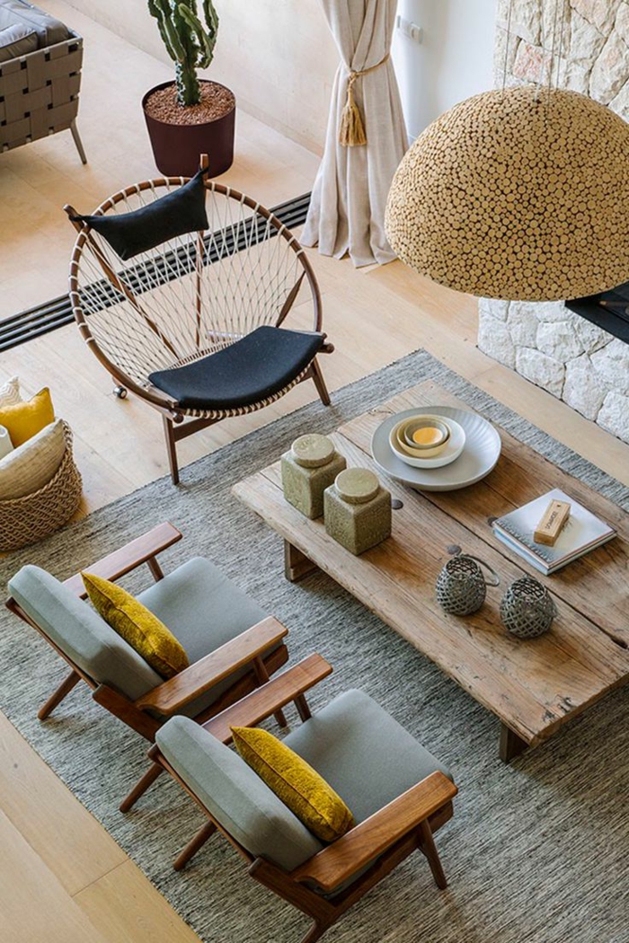 decoracion de interiores, sala de estar con mesa de madera, tres sillas, cortina y cactus