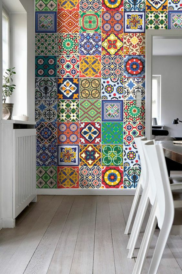 decoracion paredes salon, decoración con papel pintado con efecto de azulejos multicolor