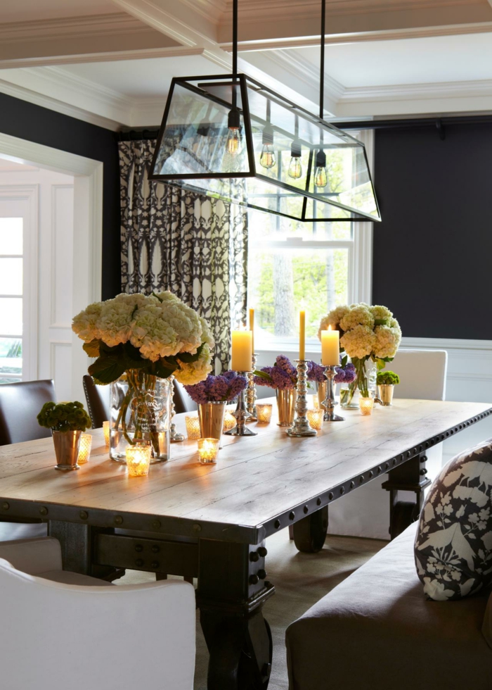 decoracion salon, comedor, mesa rectangular de madera, flores, portavelas, sofá, sillones, lámpara de vidrio