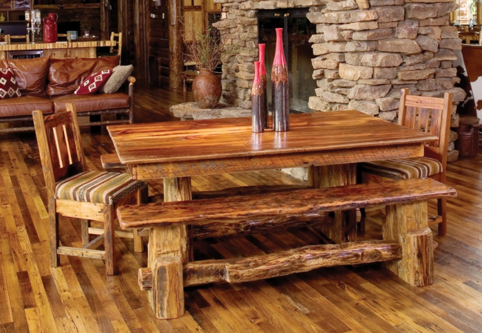 decoracion salon, comedor estilo rústico, mesa y banca de madera, sillas tapizadas, parqué, pared de ladrillo, sofá, botellas