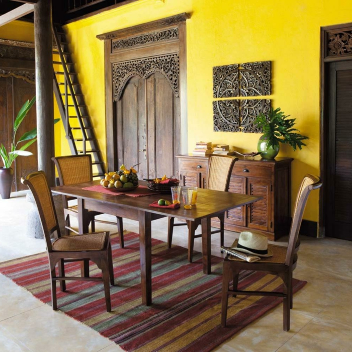 decoracion salon, comedor rústico con mesa de madera rectangular, sillas tejidas, suelo de baldosas, alfombra. escaleras, pared amarilla