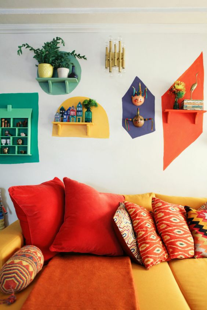 decorar paredes, decoracion de pared con manchas de color, macetas, mascaras, casas decorativas