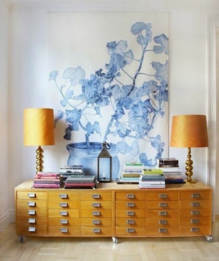decorar paredes, decoración de pared, tapiz conplanta azul en fondo blanco