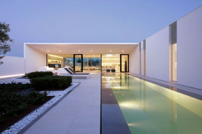 fachadas modernas, villa lujosa blanca y minimalista de un piso, piscina grande