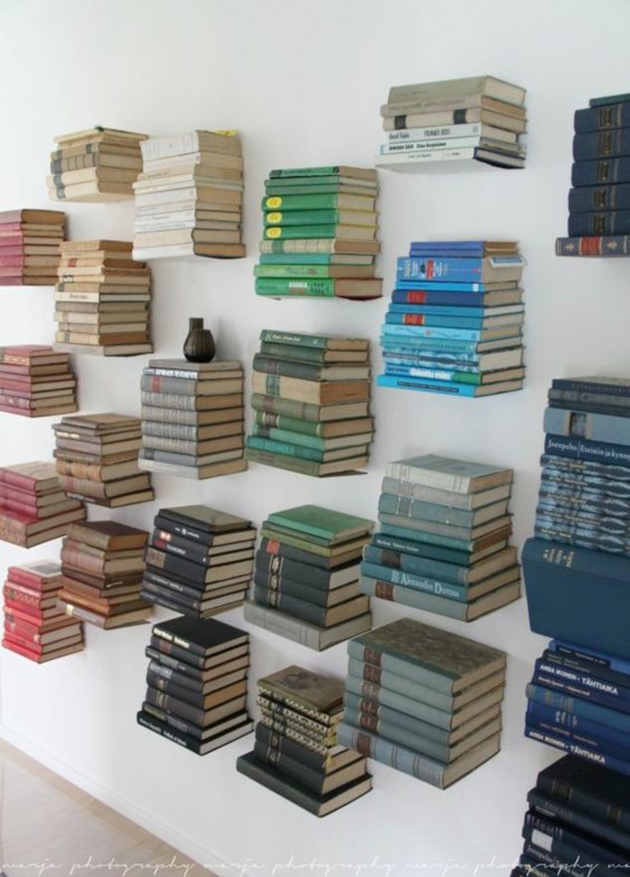 ideas para decorar, decoración de pared con libros de diferentes colores