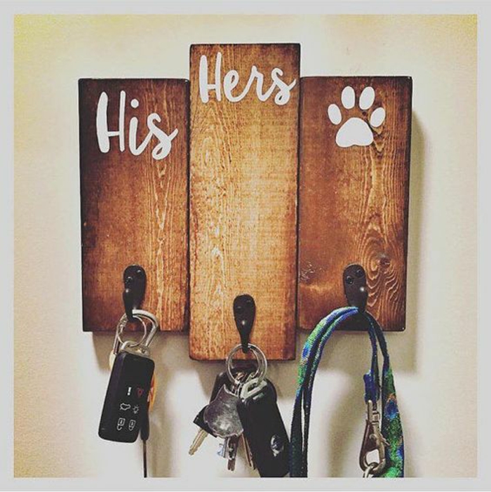 decoracion de pared, portallaves de madera, ella, el, el perro