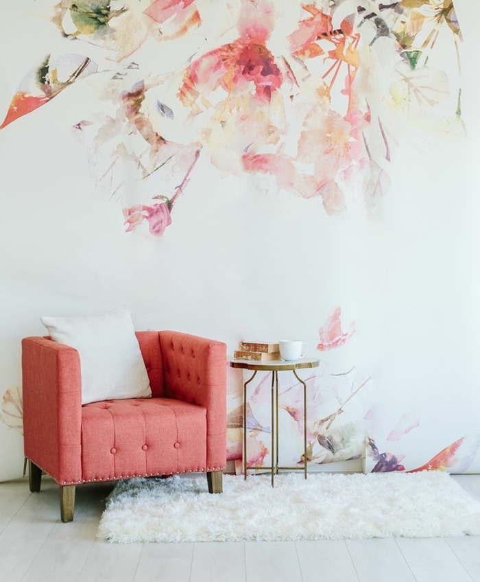 paredes decoradas, decoración de pared con flores estilizadas en pared blanca, sillón color rosa