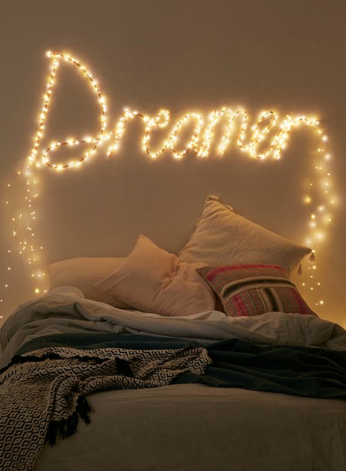 paredes decoradas, decoracion de pared de dormitorio, lampara frase Dreamer