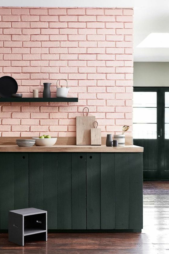 decoracion nordica, cocina con pared en rosa pastel, alacena en madera negra, platos y tetera
