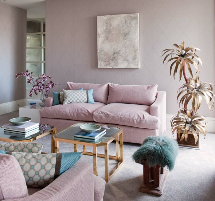 decoracion nordica, sala de estar con sofa en color pastel, moqueta, mesa vidrio, decoracion con plantas 