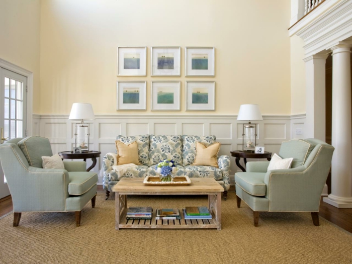 decoracion de interiores, sala de estar con sofá y sillones, lámparas blancas, alfombra y mesa con flores