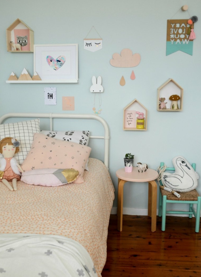 decoracion de interiores, cama individual infantil, pared en verde menta, muñeca y decoraciones de pared