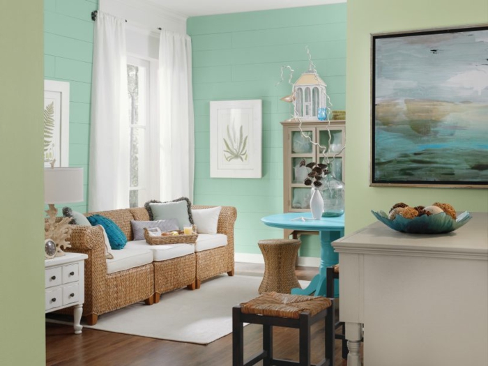 pintar paredes, sofá de rattan, paredes en verde menta, mesa azul, alfombra blanca