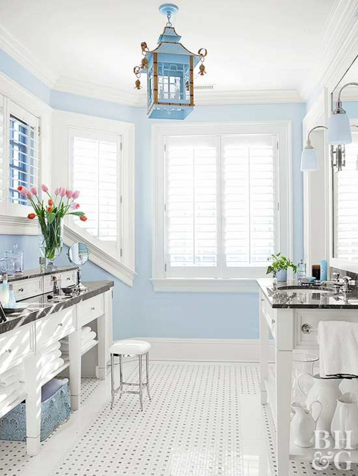 pintar paredes, decoración de baño en blanco y azul, ventanas grandes, lámpara colgante y flores