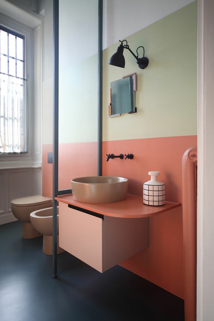 paredes pintadas, cuarto de baño con pared en blanco, verde y naranja, lavabo con espejo y jabonera