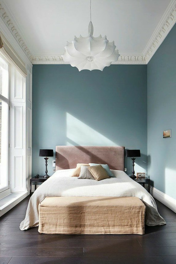 paredes pintadas, dormitorio con cama doble, pared en color cobalto, lámpara colgante